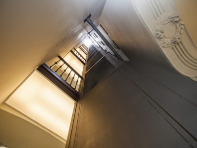 Detalle de iluminación de ascensor y escalera comunitaria