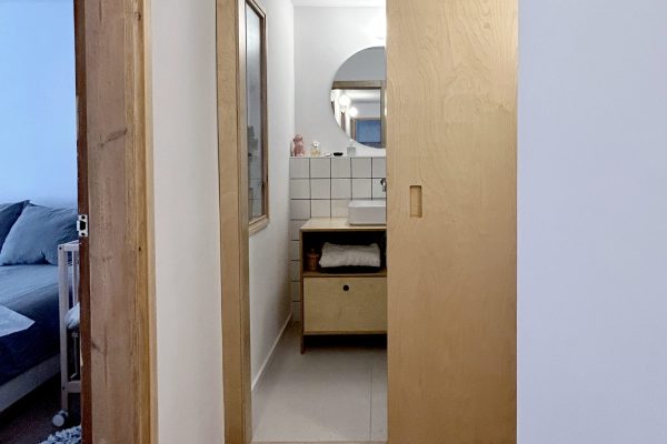 Mueble y puerta a medida de Haya natural.