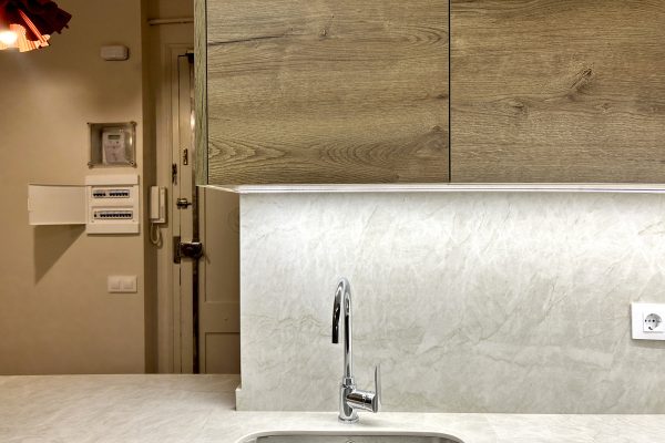 Nueva cocina en nueva ubicacion dentro de la vivienda.  Muebles de VRC cocinas, encimera y frontal porcelánica Taj Majal suede de 12mm