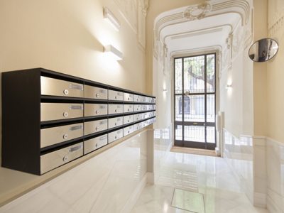 Vestíbulo de finca rehabilitado